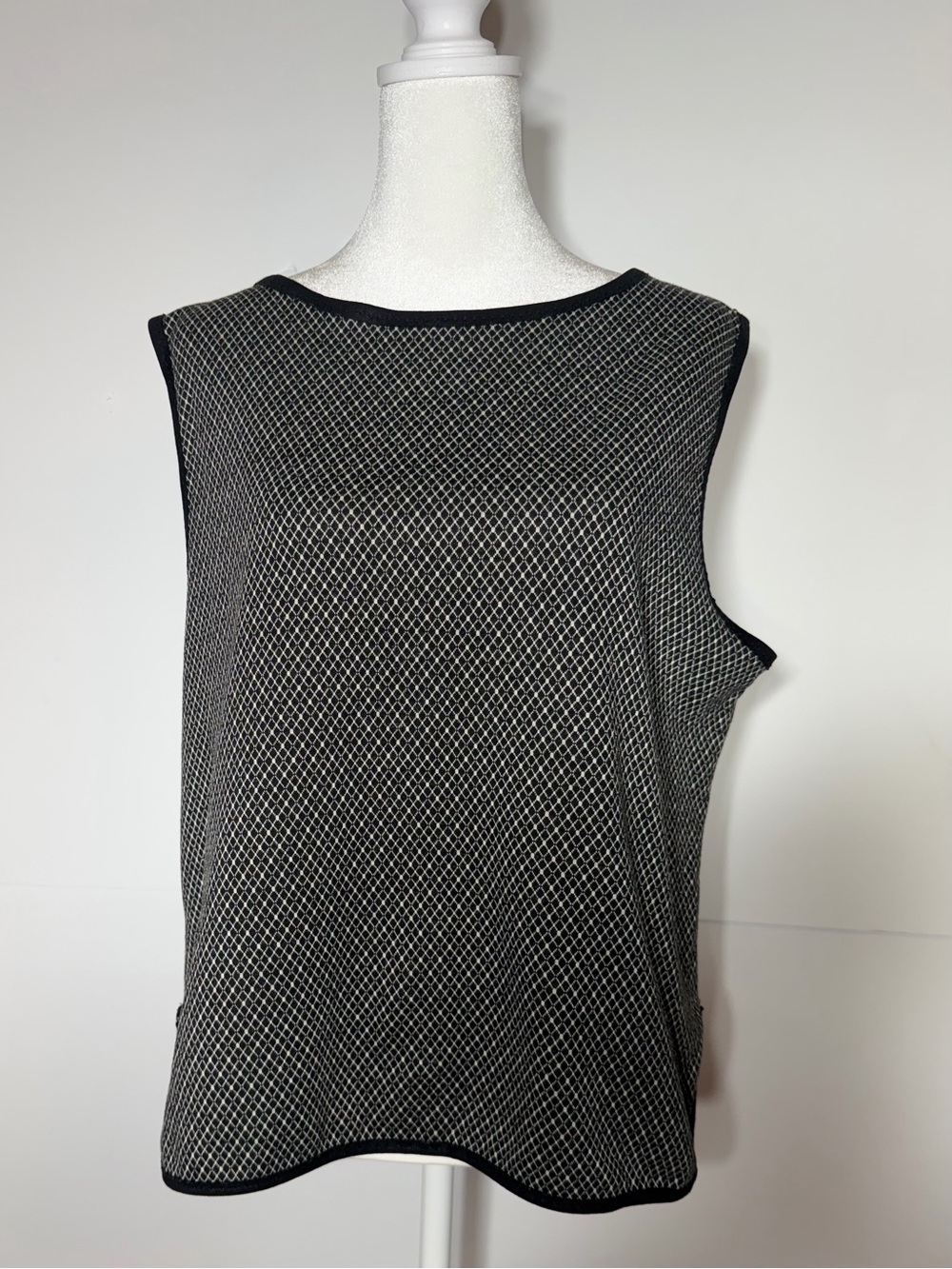 Max Studio London Sleeveless Geometric Black & White Knit Boxy Tank Top Shirt